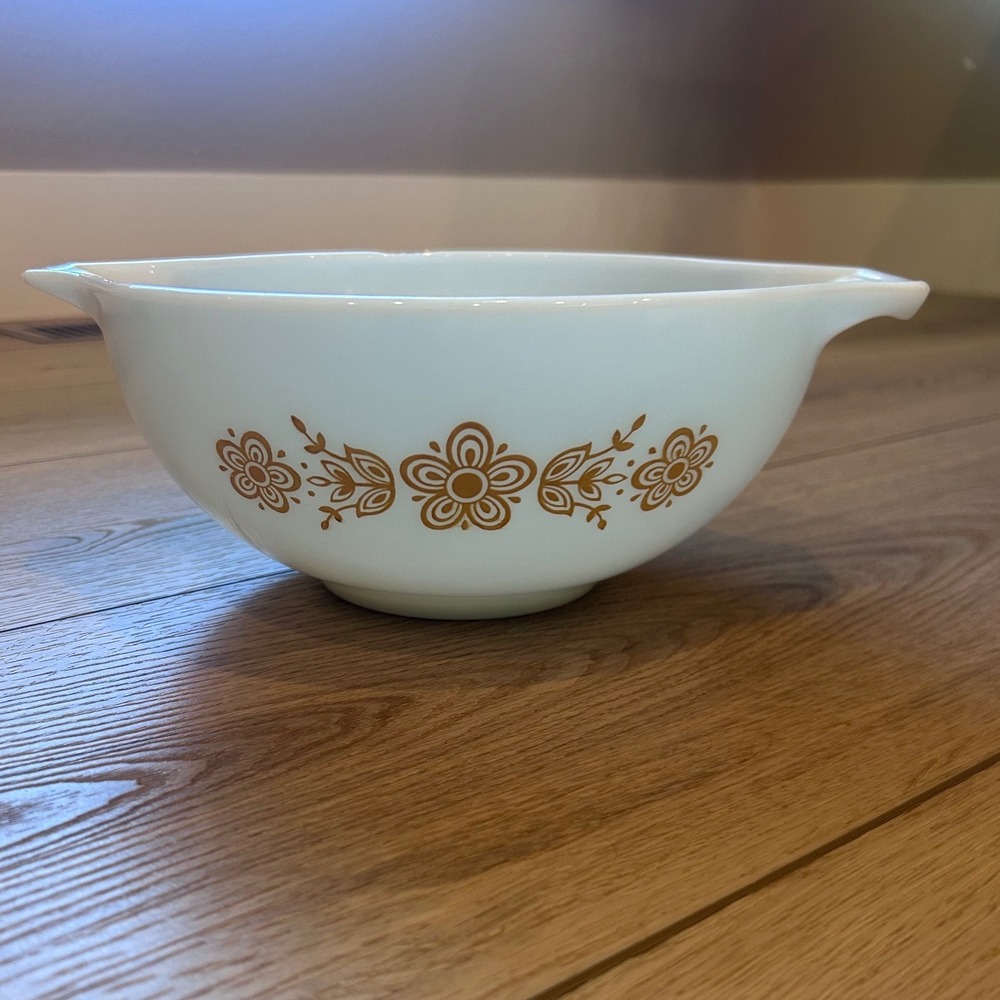 Pyrex Butterfly Gold 441 Cinderella Mixing Bowl 2.5 Pt White Milk Glass Vintage